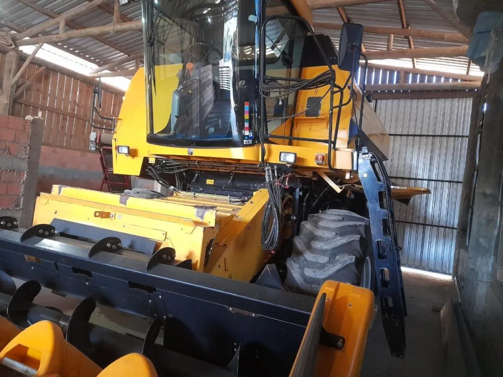 Colheitadeira New Holland Modelo TC 5070 Ano 2018 com Plataforma 20 pés Plataforma milho 9 linhas Chupim Caretinha de transporte