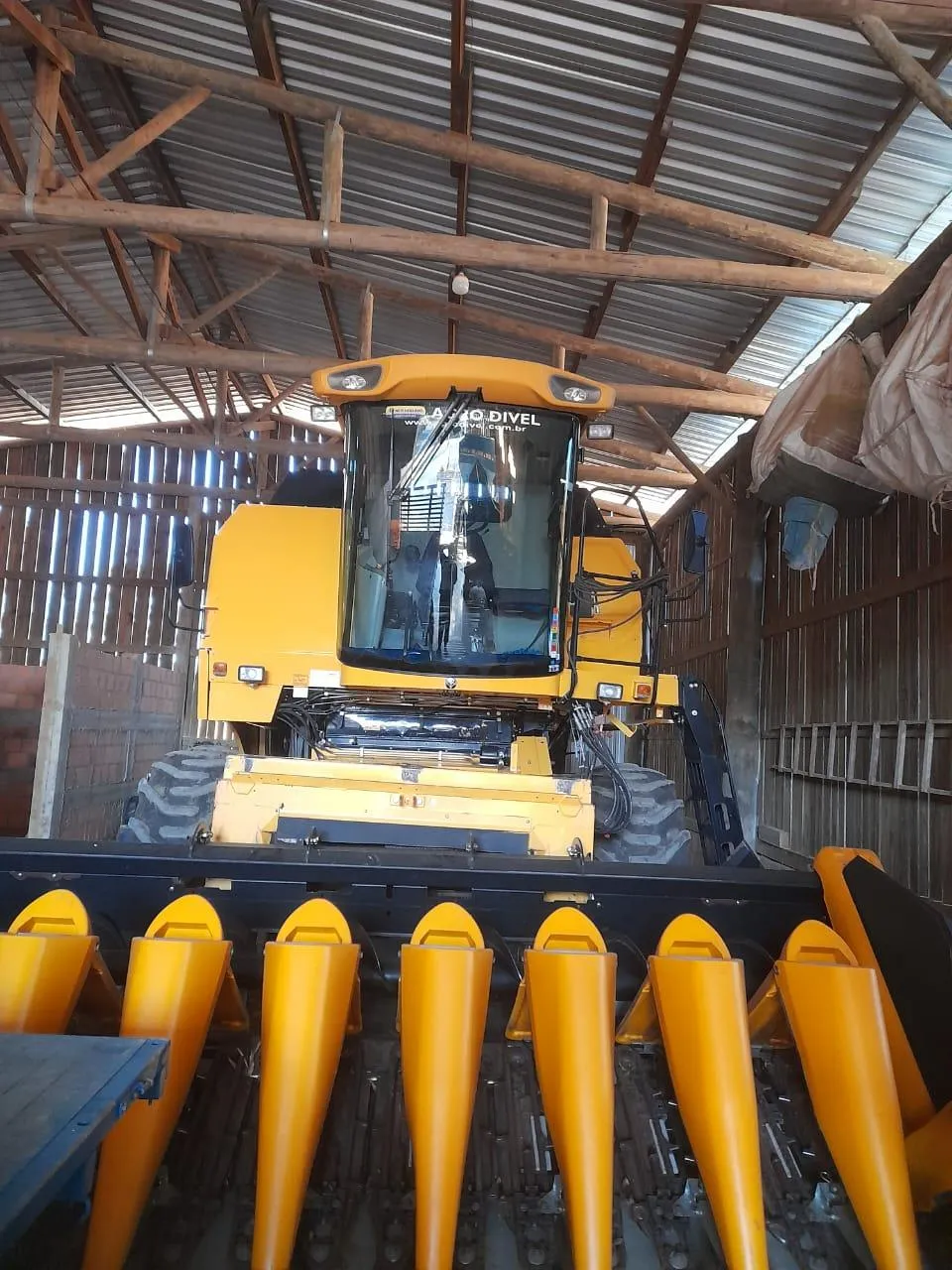 Colheitadeira New Holland Modelo TC 5070 Ano 2018 com Plataforma 20 pés Plataforma milho 9 linhas Chupim Caretinha de transporte