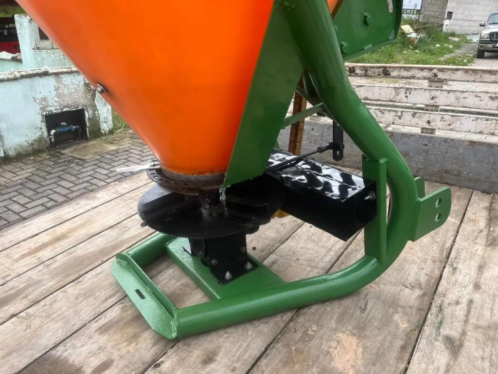 Espalhador distribuidor Semeadeira de adubo e sementes Sembra 400 p 600 kg 