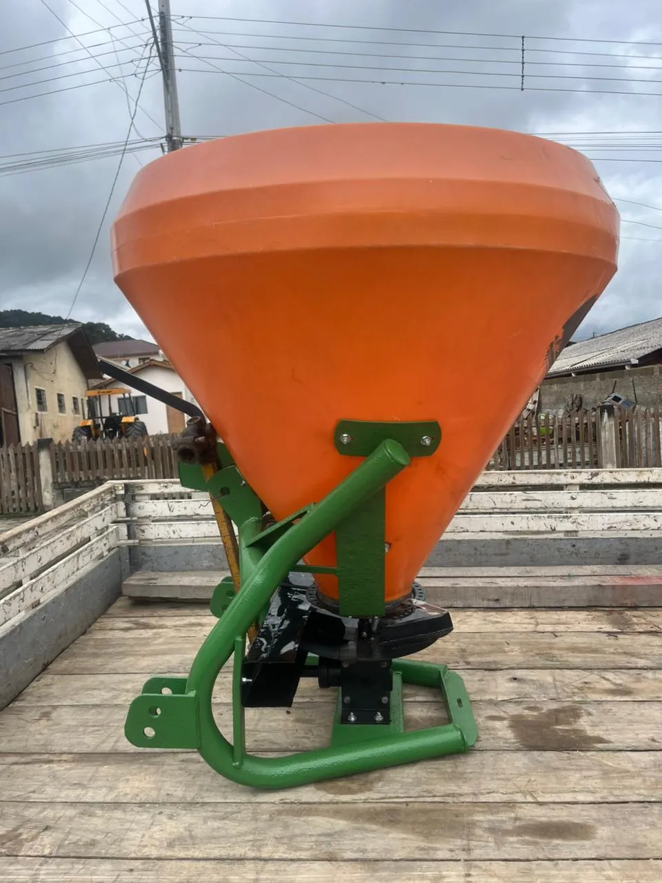 Espalhador distribuidor Semeadeira de adubo e sementes Sembra 400 p 600 kg 