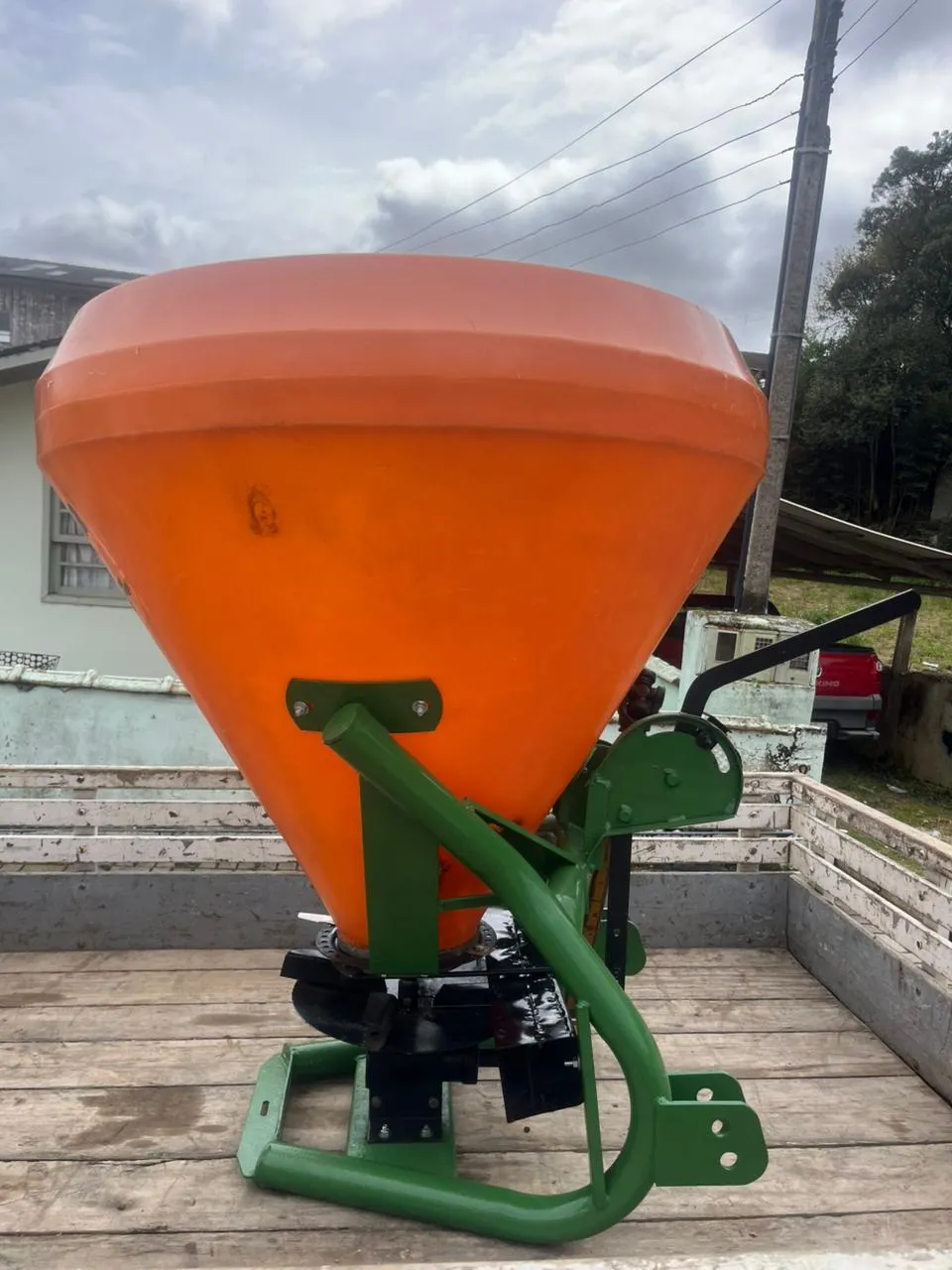 Espalhador distribuidor Semeadeira de adubo e sementes Sembra 400 p 600 kg 