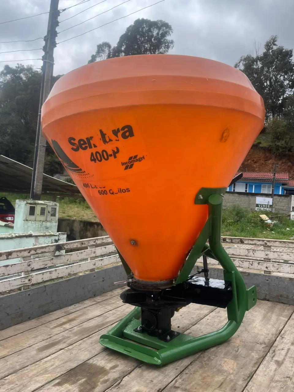 Espalhador distribuidor Semeadeira de adubo e sementes Sembra 400 p 600 kg 