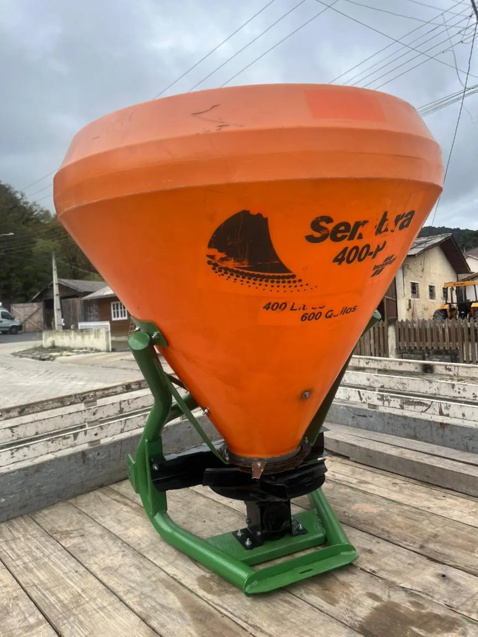 Espalhador distribuidor Semeadeira de adubo e sementes Sembra 400 p 600 kg 