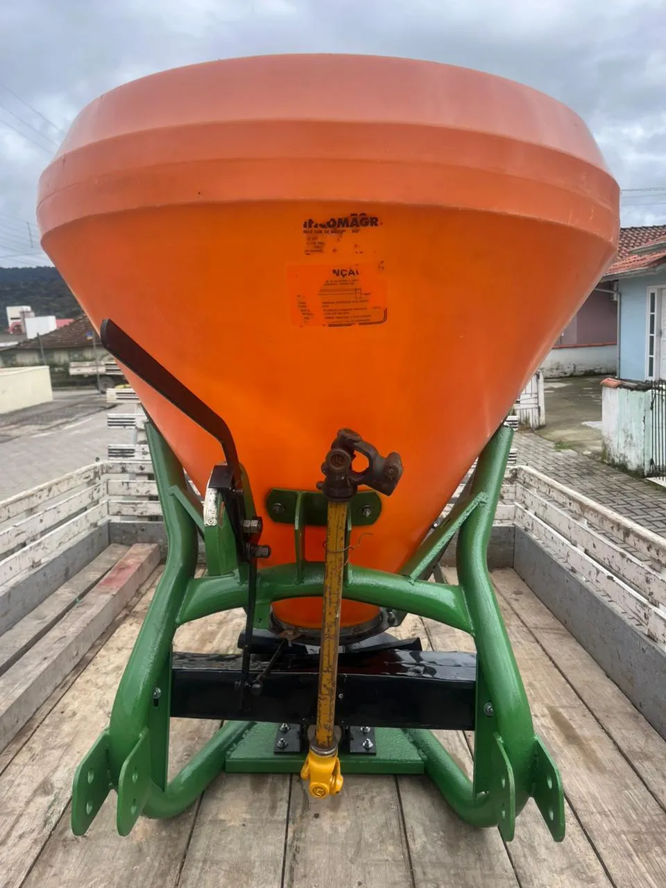 Espalhador distribuidor Semeadeira de adubo e sementes Sembra 400 p 600 kg 