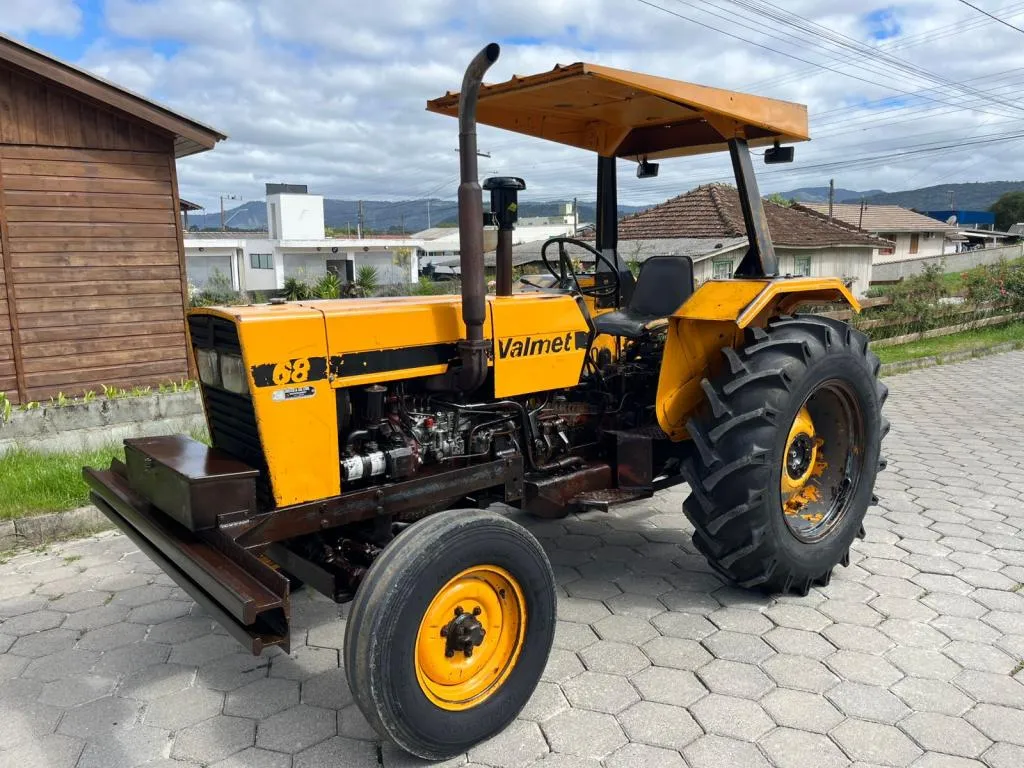 Trator Valmet 68  Série prata  Direção hidráulica  Embreagem dupla 
