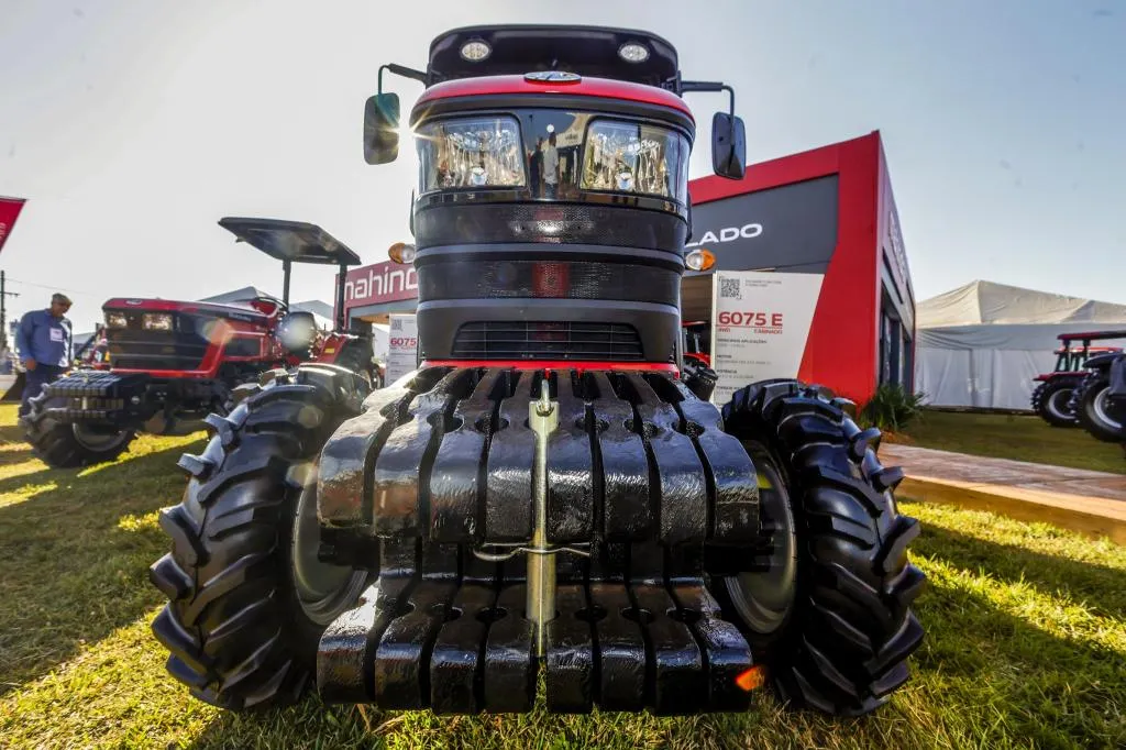 Trator Mahindra 6075