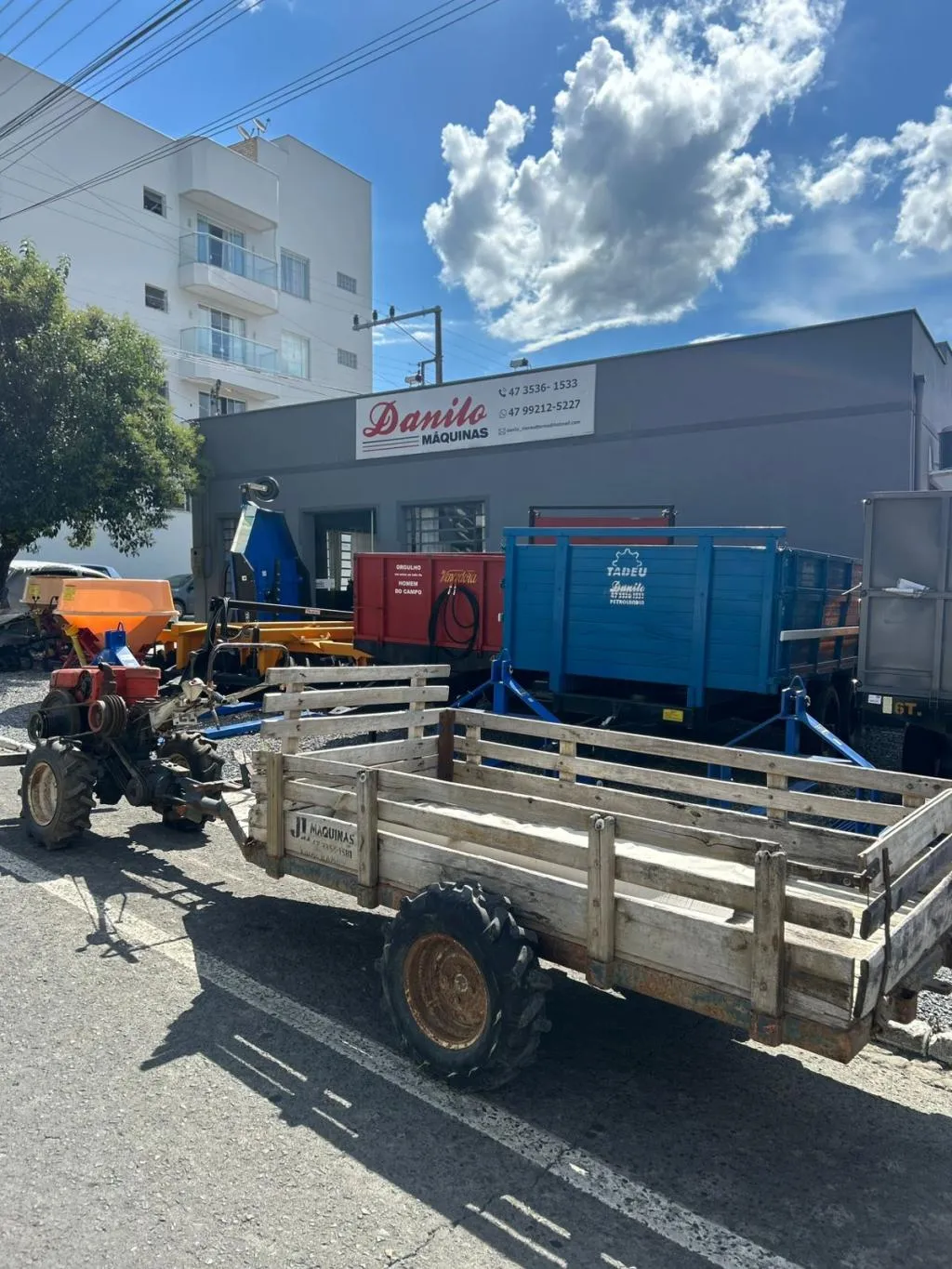 Micro Trator Tobatta 14HP com carreta tracionada 