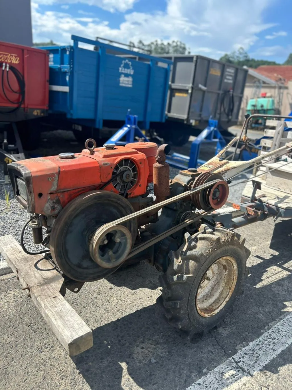 Micro Trator Tobatta 14HP com carreta tracionada 