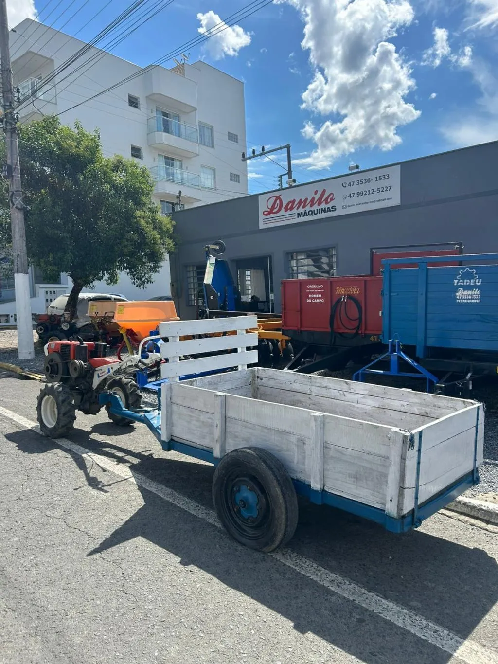 Micro Trator Yanmar com carreta simples 