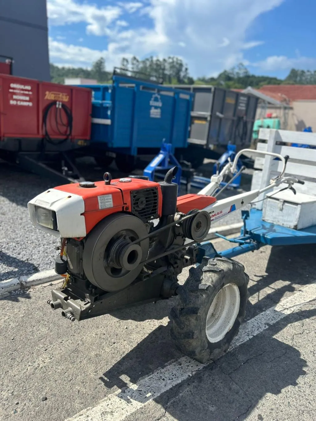 Micro Trator Yanmar com carreta simples 
