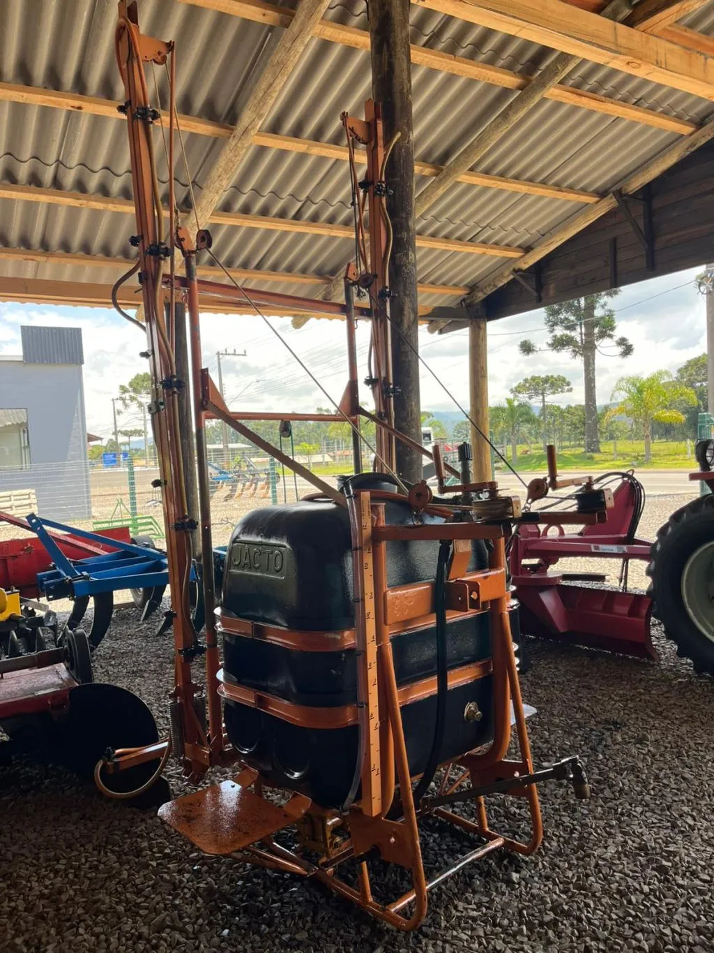 Pulverizador Jacto 600 litros 10 metros de barra