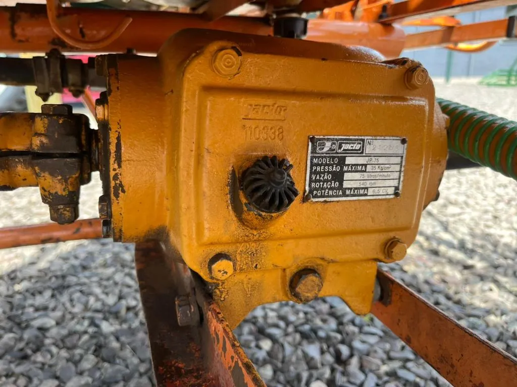 Pulverizador Jacto 600 litros 10 metros de barra