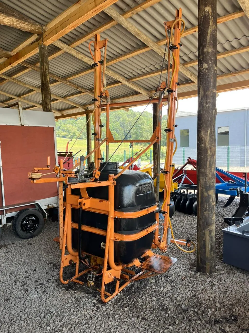 Pulverizador Jacto 600 litros 10 metros de barra