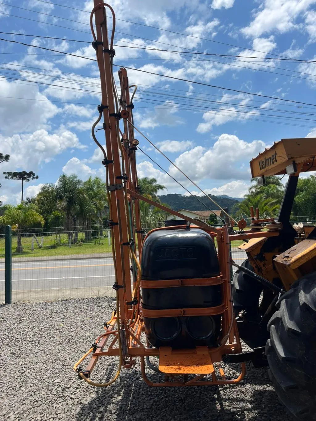 Pulverizador Jacto 600 litros 10 metros de barra