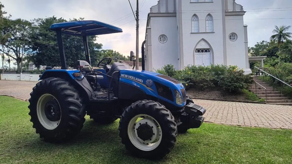 Trator New Holland TL 75 ano 2013