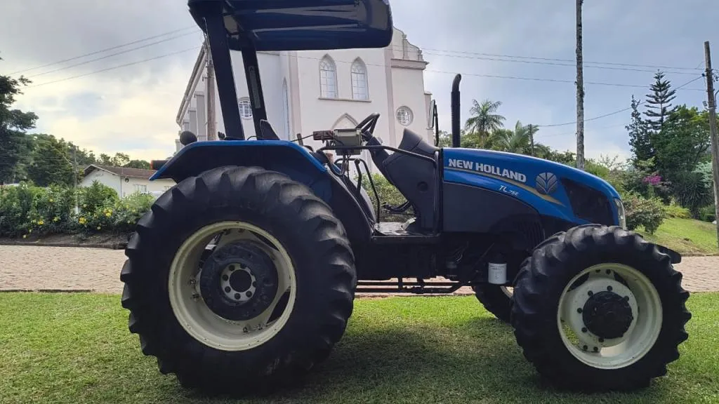 Trator New Holland TL 75 ano 2013