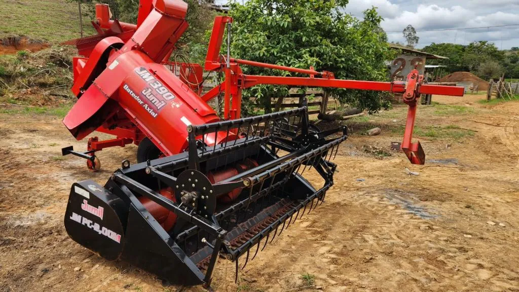Colhedeira de Milho Jumil JM 390 com plataforma de cereais ano