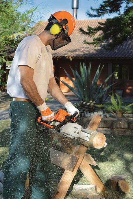 STIHL - Recomendada para atividades de corte de lenha, poda, serviços leves  e uso ocasional em pequenas propriedades, a motosserra STIHL MS 170 possui  elementos que facilitam a operação, além do desenho